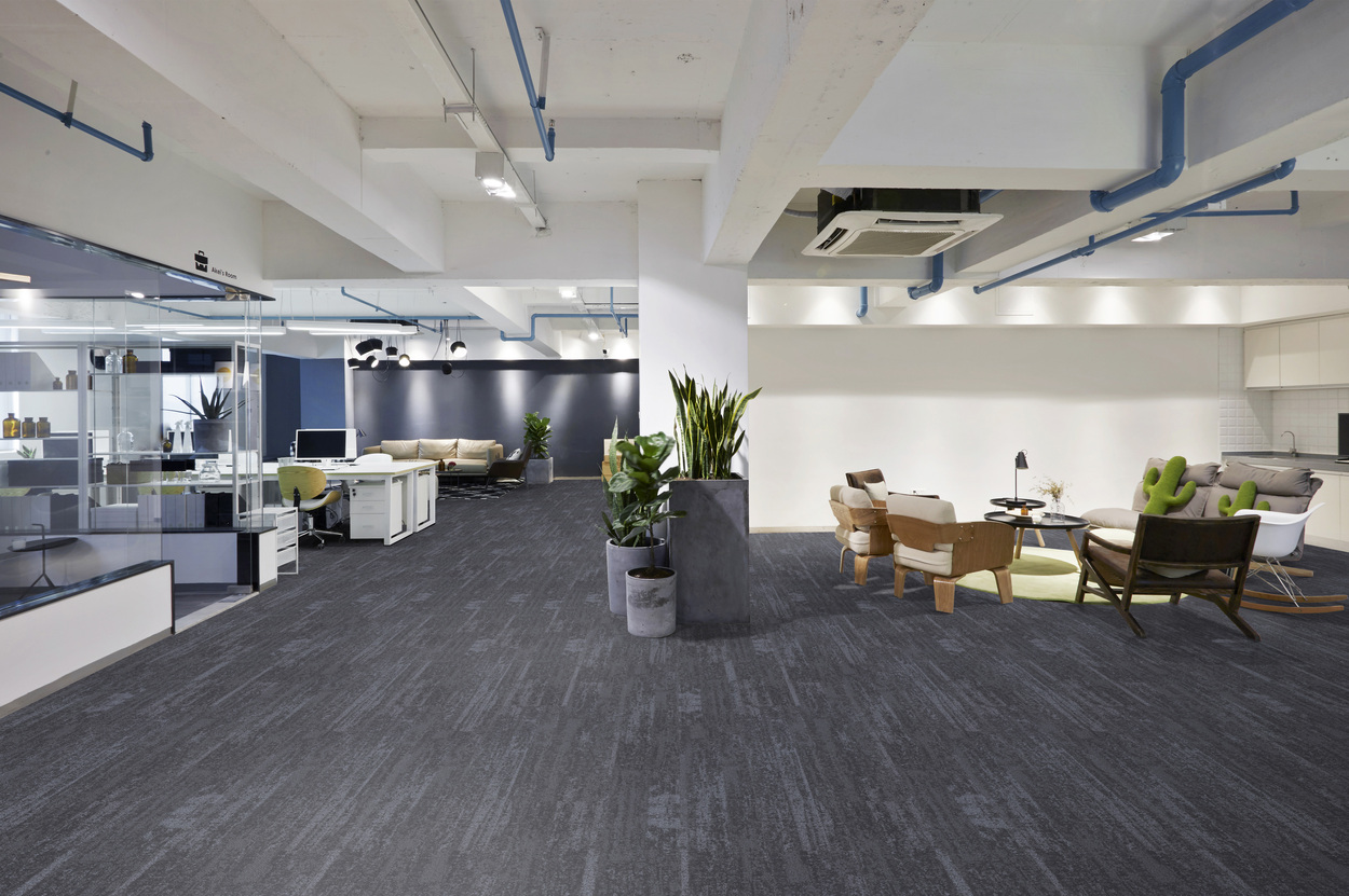 Ковровая плитка Associated Weavers Marathon Tile цвет 78 1000×250×6 фото в интерьере